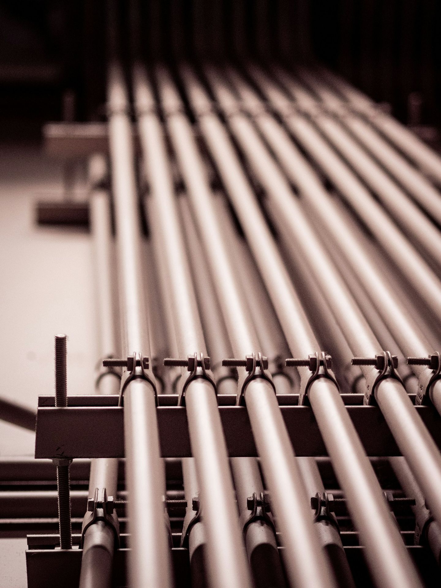 a bunch of pipes are lined up in a row
